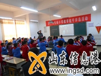李老師領學生欣賞音樂 (1)_副本.jpg