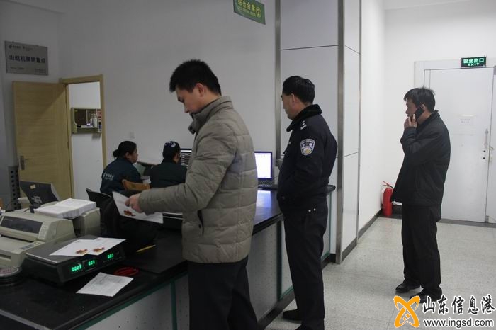 陵縣民警對(duì)物流寄遞公司開展節(jié)前安全檢查 (1)_副本.jpg
