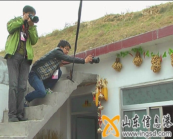 游客在農(nóng)家樂拍照留念_副本.jpg